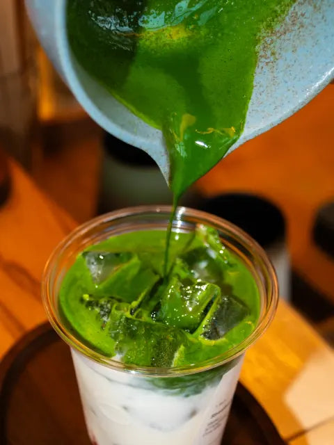 Matcha tilberedes for profesjonell servering hos Ochaya